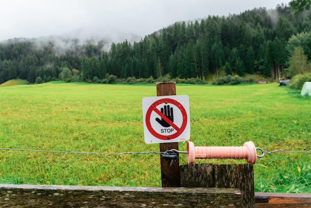 Elektrokabel mit Schild mit der Aufschrift Stop