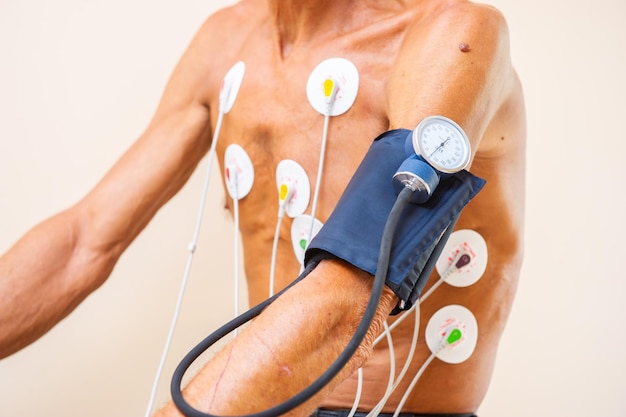 Elektrokardiogramm EKG in der Hand Klinik für Kardiologie Herzfrequenz und Pulstest Nahaufnahme