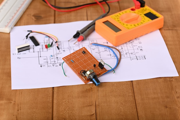 Elektronikplatine mit Potentiometer und vielen anderen elektronischen Teilen.