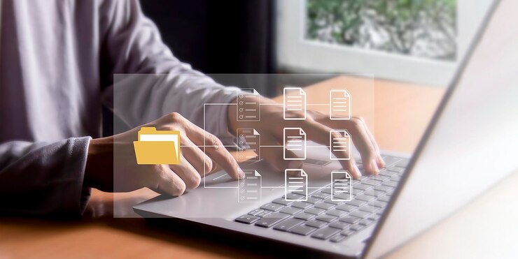Elektronische Dokumentenprüfung auf virtuellen Bildschirmen Geschäftsmann überprüft elektronische Dokumente