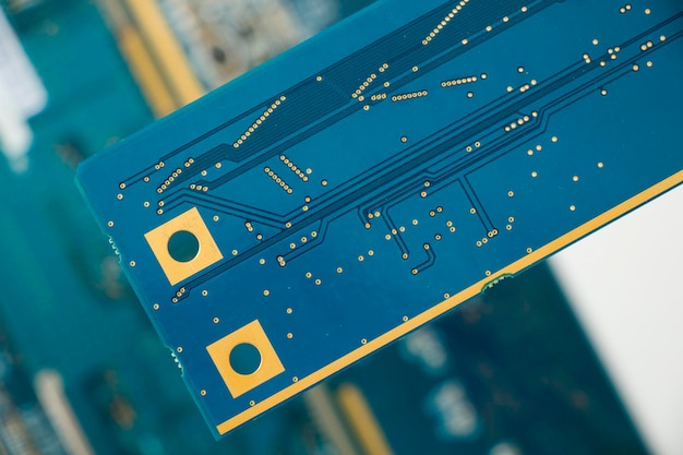 Foto elektronische hauptplatine und isometrischer prozessor und mikrochip ukraine und russisches kriegsthema