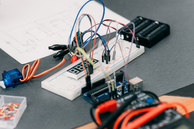 Foto elektronische konstruktion mit schaltplan