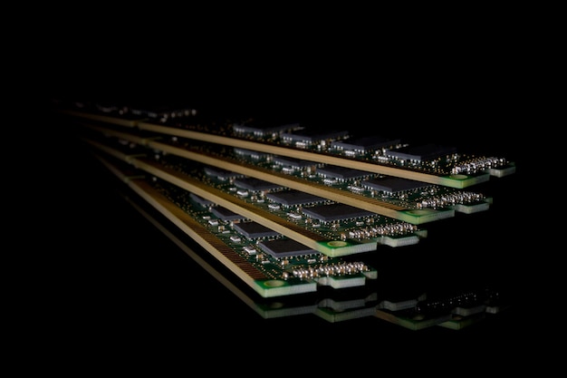 Elektronische Sammlung - Computer Random Access Memory (RAM)-Module auf schwarzem Hintergrund