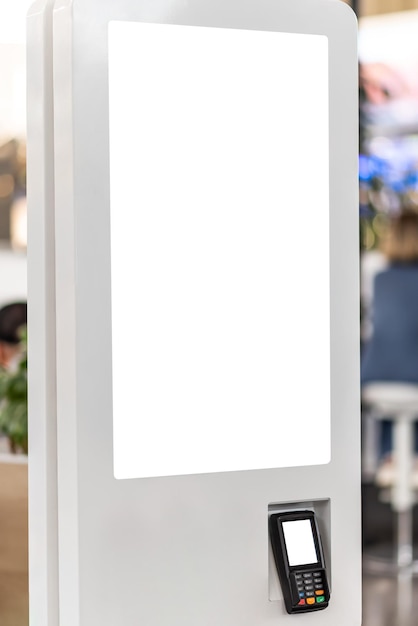 Elektronische Selbstbedienungstheke mit leeren Modellen auf weißem Bildschirm und Zahlungsterminal im Einkaufszentrum für Fast-Food-Restaurants