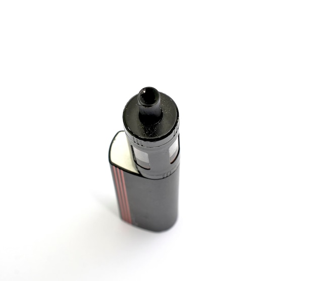 Elektronische Zigarette des Dampfgeräts auf weißem Hintergrund