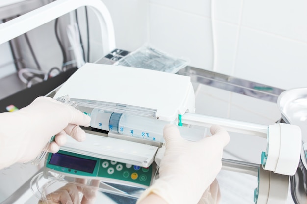 Elektronisches Arzneimittelperfusionssystem (Spritzenpumpe) in der modern ausgestatteten Intensivstation.