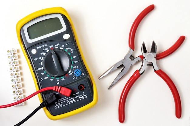 Elektroreparatur mit einem Multimeter