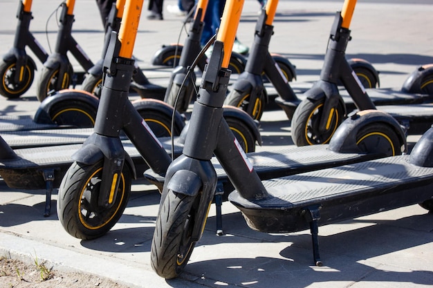 Elektroroller auf dem Parkplatz Elektroroller-VerleihParkplatz für Elektroroller Die Auswahl an Elektrorollern in der Stadt