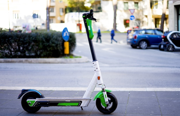 Elektroroller E-Roller Verkehrszeichen umweltfreundliche grüne Mobilität Stadtverkehrsstraße