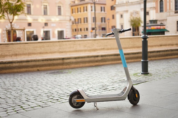 Foto elektroroller in der europäischen stadt