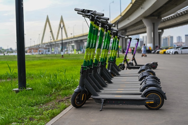 Elektroroller Parkplatz Nahaufnahme. Neues, beliebtes Verkehrsmittel zum Erkunden von Städten und Sehenswürdigkeiten. Umweltfreundlicher Transport.