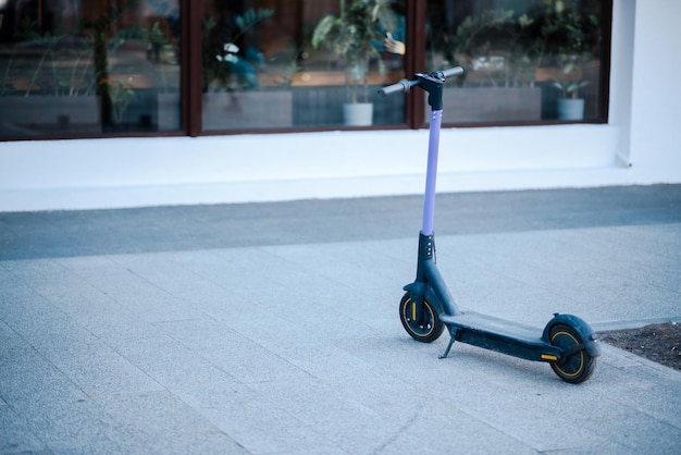 Elektroroller steht in der Innenstadt geparkt Öffentliche mobile Verkehrsmittel