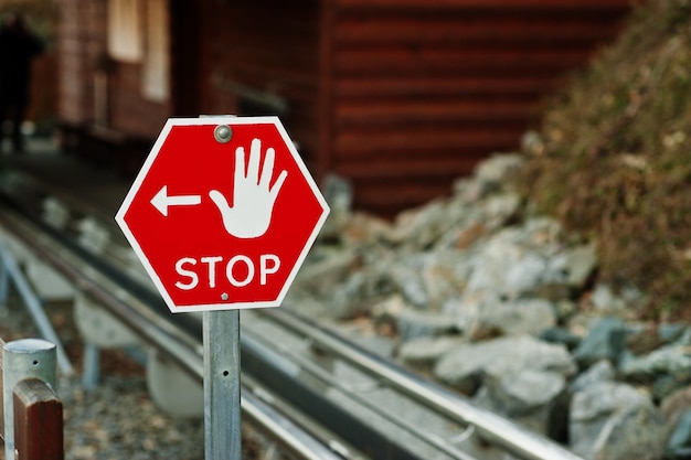 Foto elektroschlittenfahrt auf schienen handzeichen stoppen