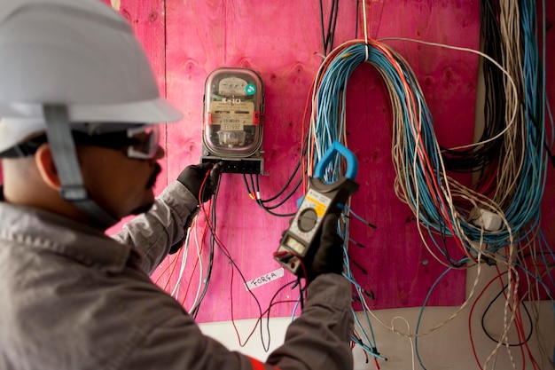 Foto elektrotechniker - reparaturdienst für leuchtplatten