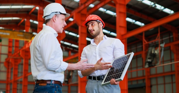 Elektrotechniker Techniker und CEO leitende Geschäftsleute machen Handshake, nachdem sie ein sauberes und grünes alternatives Energiekonzept getroffen haben