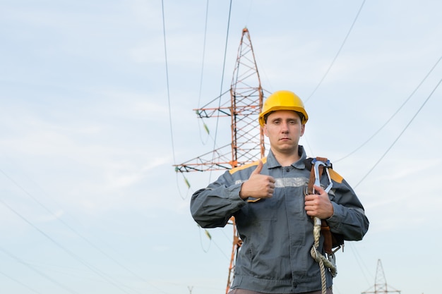 Elektrotechniker zeigt die Klasse