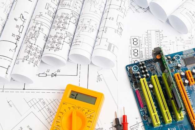 Elektrotechnische zeichnungen, computer-motherboard und digitalmultimeter