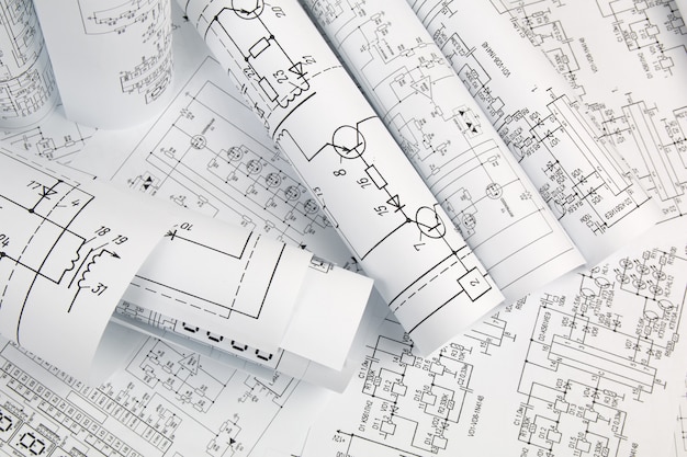 Elektrotechnische Zeichnungen. Elektronikingenieur Arbeit. Wissenschaft, Technologie und Elektronik.