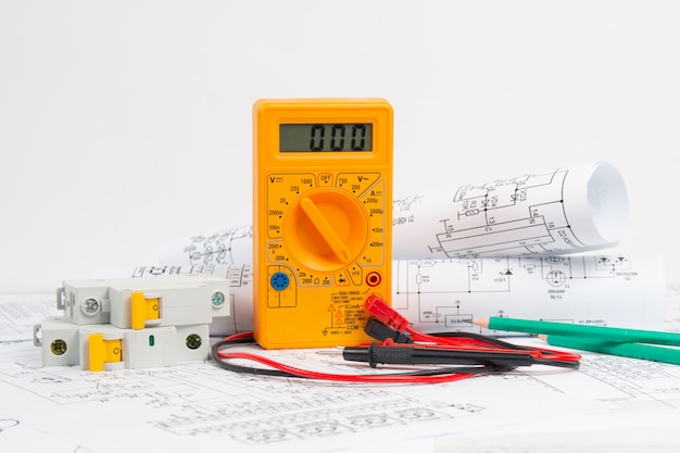 Elektrotechnische Zeichnungen, Leistungsschalter, Stifte und Digitalmultimeter