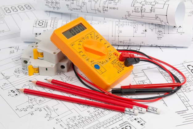 Elektrotechnische Zeichnungen, Leistungsschalter, Stifte und Digitalmultimeter