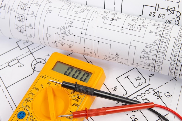 Elektrotechnische Zeichnungen und Digitalmultimeter