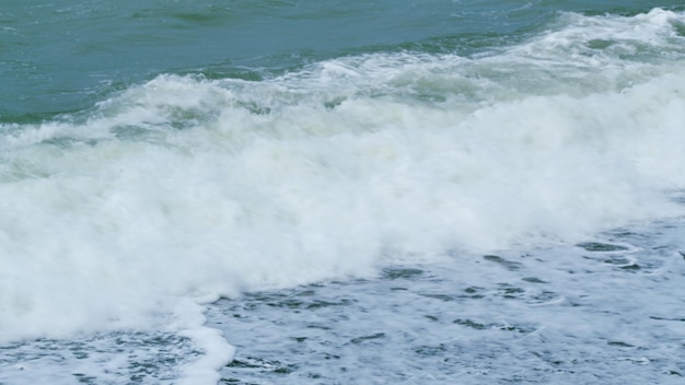 Element der Natur weiße Welle Blase trifft feine Strand filmische entspannende Hintergrund Echtzeit