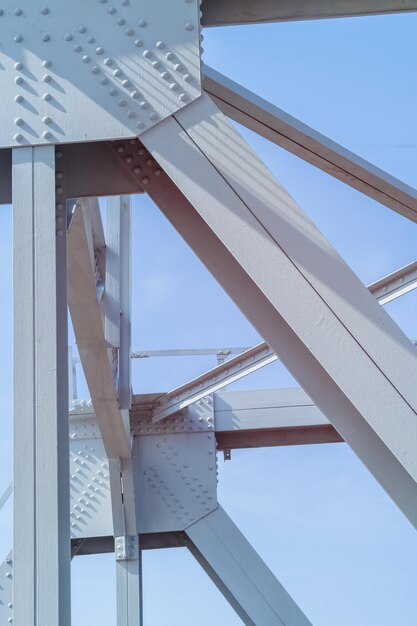 Elemente der tragenden Struktur der Brücke