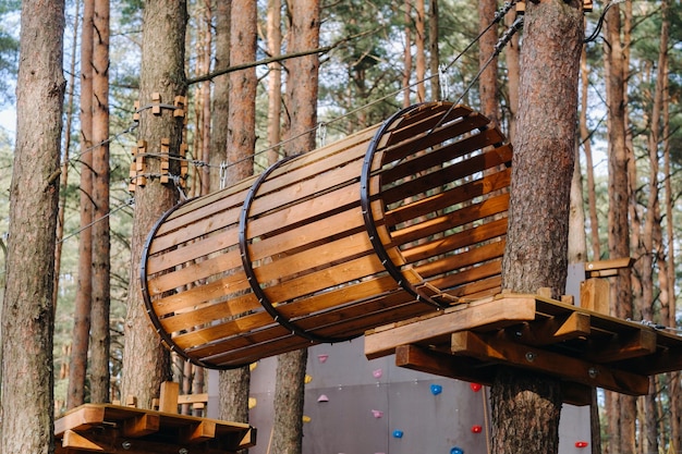 Elemente einer Seilstadt im Park Eine leere Seilstadt im Wald