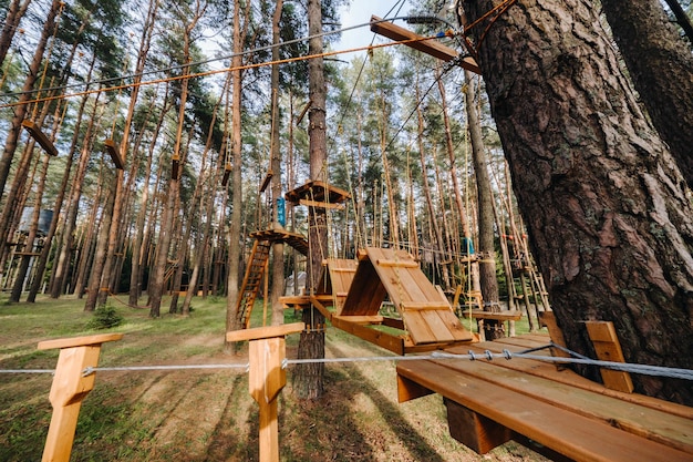 Elemente einer Seilstadt im Park Eine leere Seilstadt im Wald