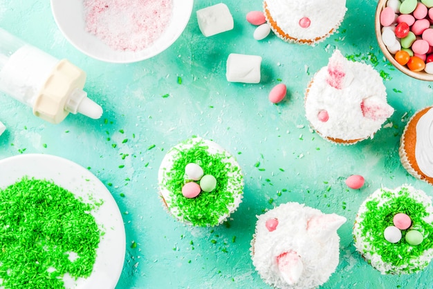 Elemente, um Ostern Cupcakes mit Hasenohren zu machen