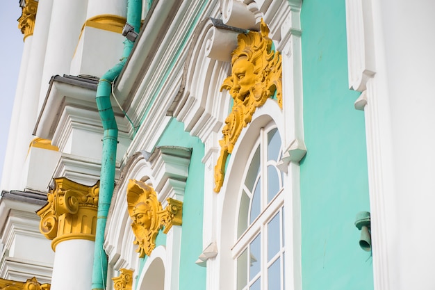 Elemento da decoração da fachada do edifício do eremitério em St Petersburg.