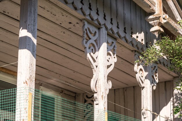 Elemento decorativo de madera en la fachada de la casa