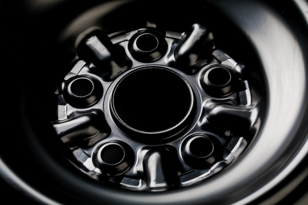 El elemento negro del disco del coche. Primer plano de la rueda de coche.