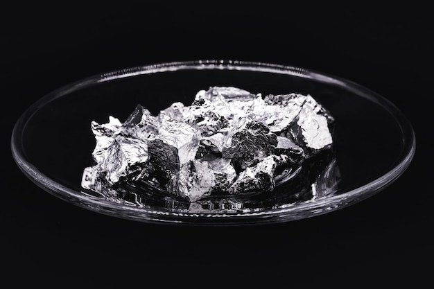 Elemento químico metálico de minério de uso industrial de fragmentos de cromo isolado em fundo preto