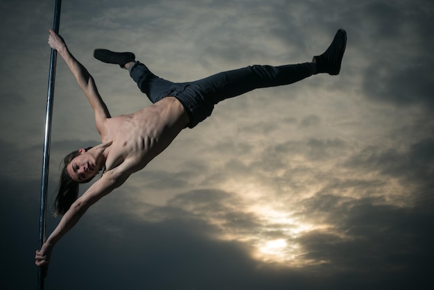 Elementos acrobáticos de homem dançando no poste elementos acrobáticos de dançarina ao pôr do sol