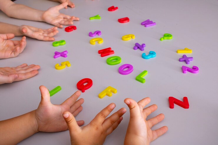 Foto elementos de aprendizaje útiles escolares con manos de niños