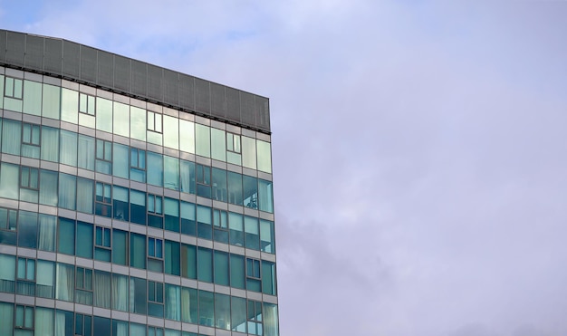 Elementos arquitectónicos del edificio contra el fondo del cielo.