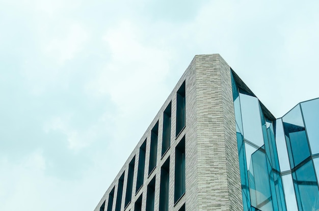 Elementos arquitectónicos del edificio contra el fondo del cielo.