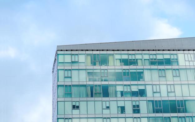 Elementos arquitectónicos del edificio contra el fondo del cielo.