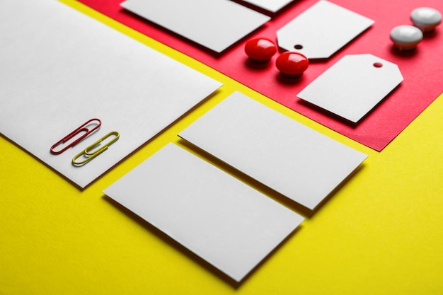 Foto elementos en blanco como maquetas para la marca sobre fondo de color