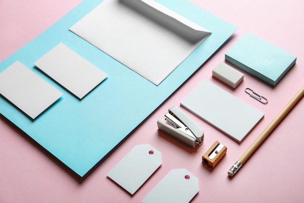 Elementos en blanco como maquetas para la marca sobre fondo de color
