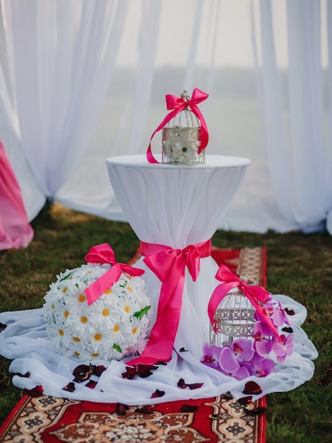 Elementos brancos e rosa decorando a decoração do casamento