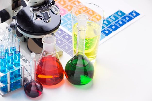 Elementos científicos com variedade de produtos químicos