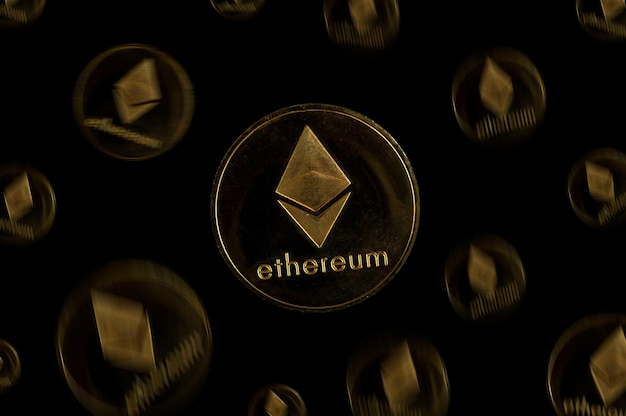 Elementos de la criptomoneda ethereum caen en la mano