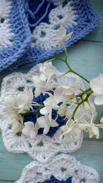 Elementos de crochet blanco azul y orquídea Título de textura de crochet para una inscripción adaptada para móviles
