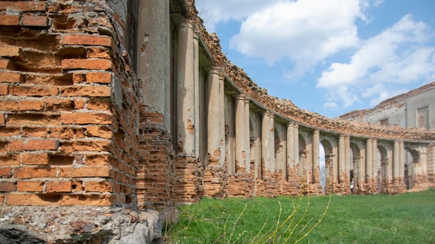 Elementos da arquitetura de edifícios antigos arcos colunas janelas e aberturas