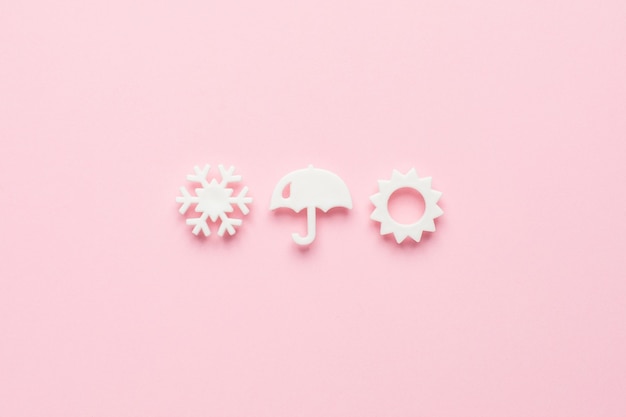 elementos de clima branco em um estilo minimalista na vista superior rosa.