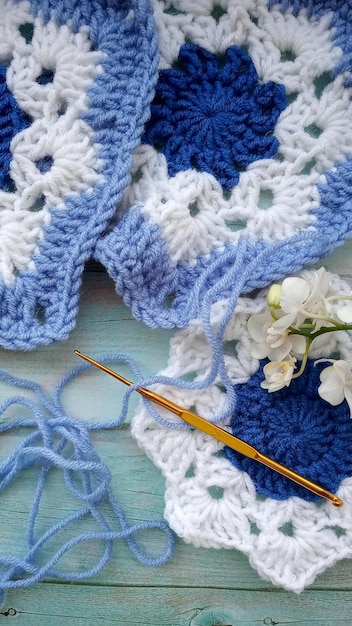 Elementos de crochet azul-branco e textura de orquídea Crochet lugar para uma inscrição adaptada para móvel