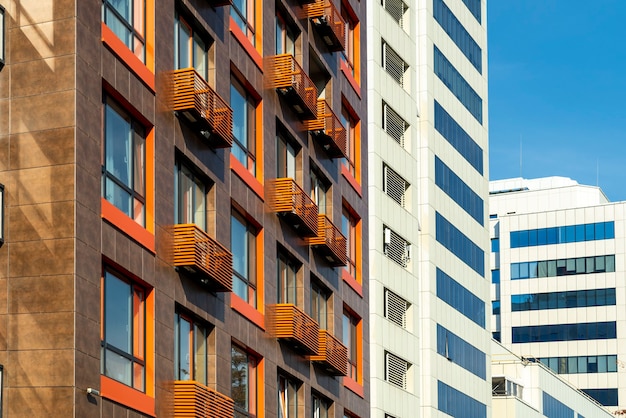 Elementos de edifícios altos revestidos de metal com janelas e varandas