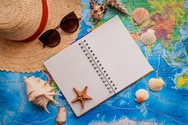 elementos de férias de verão com um mapa